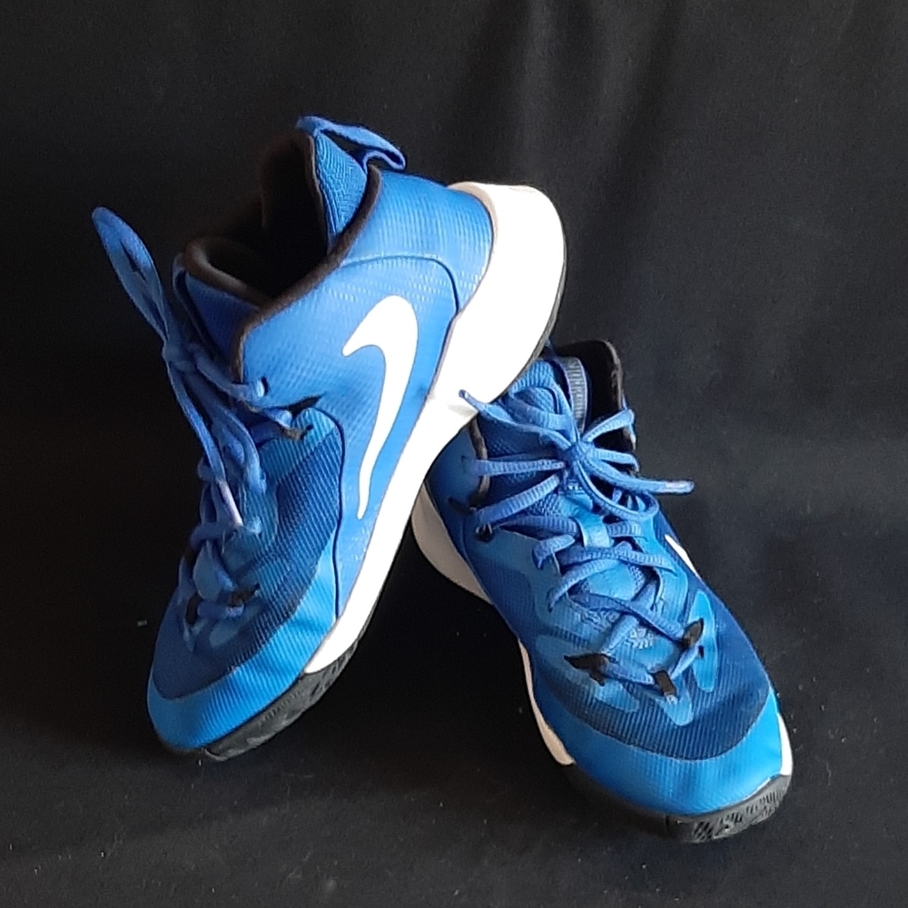 Nike Future Court blue and white Sneakers 4.5Y